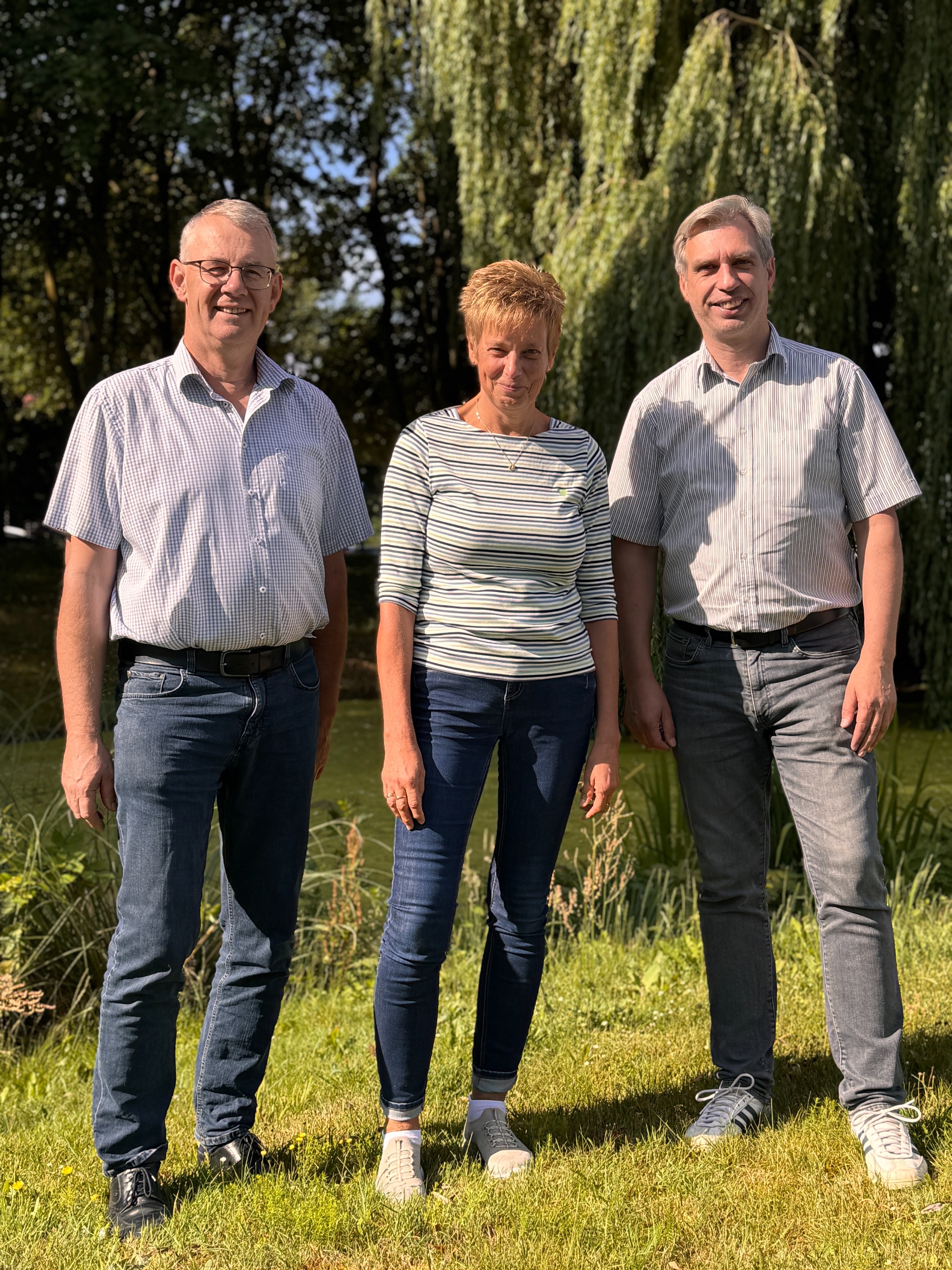 40. Arbeitsjubiläum Gitta Meyer Gerd Lohmann, Leiter Finanzen (links), und Stefan Hamann, Geschäftsführer des Trinkwasserverbandes Verden (rechts), gratulieren Gitta Meyer (Mitte) zu ihrem 40. Arbeitsjubiläum.
